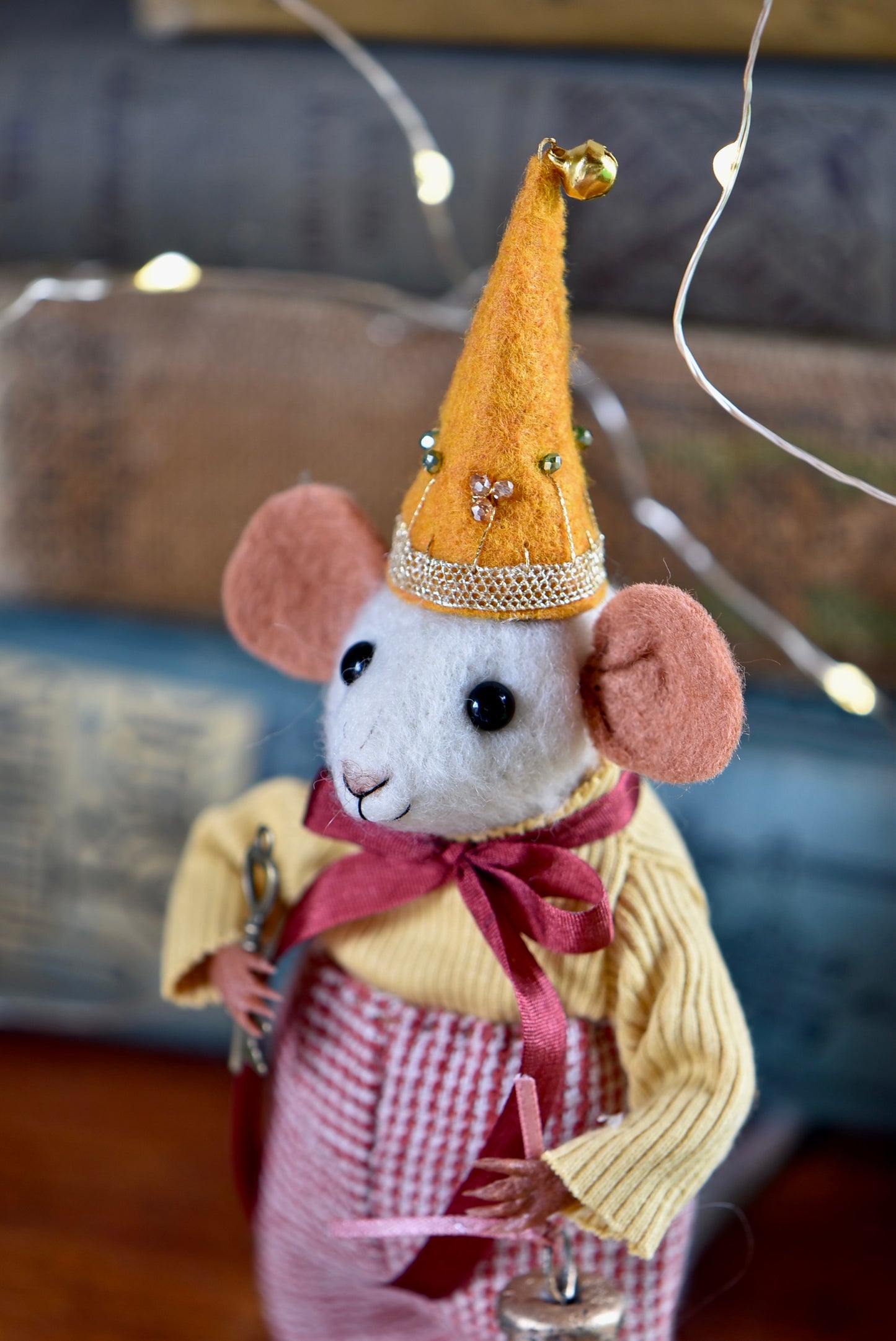NEEDLE FELTED LITTLE FESTIVE MOUSE - Rustles from the meadow Limited Edition (Copy)
