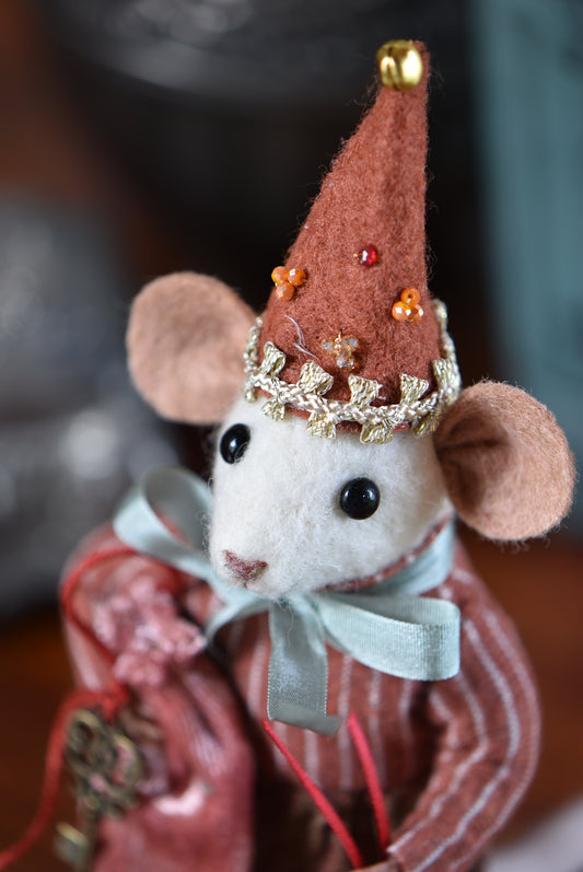 NEEDLE FELTED LITTLE FESTIVE MOUSE - Rustles from the meadow Limited Edition