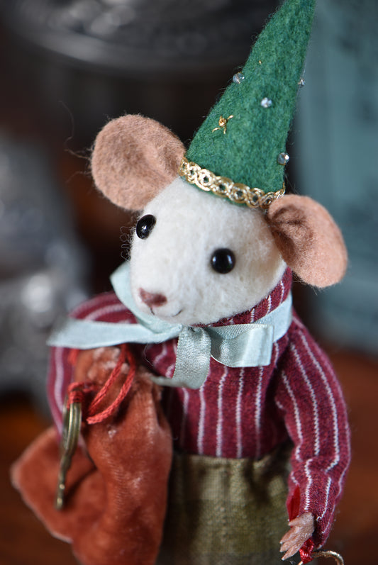 NEEDLE FELTED LITTLE FESTIVE MOUSE - Rustles from the meadow Limited Edition