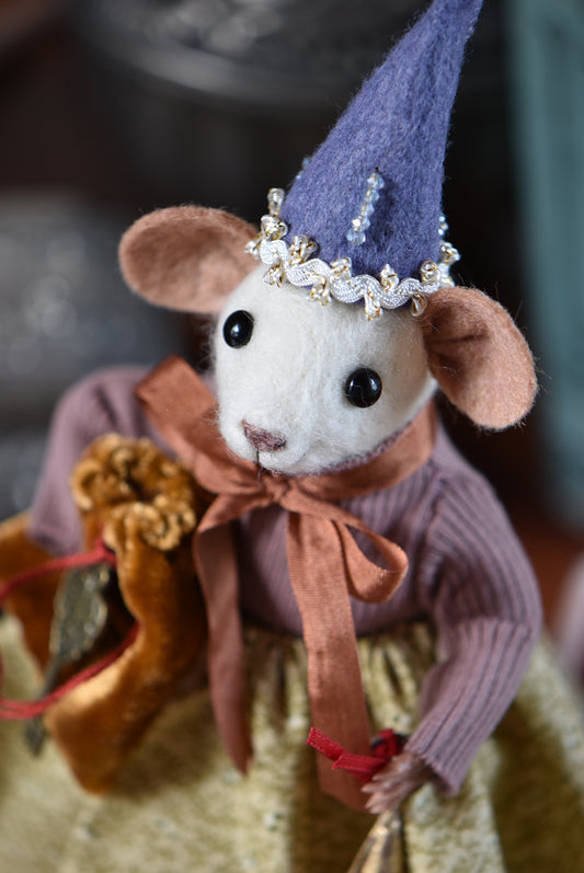 NEEDLE FELTED LITTLE FESTIVE MOUSE - Rustles from the meadow Limited Edition