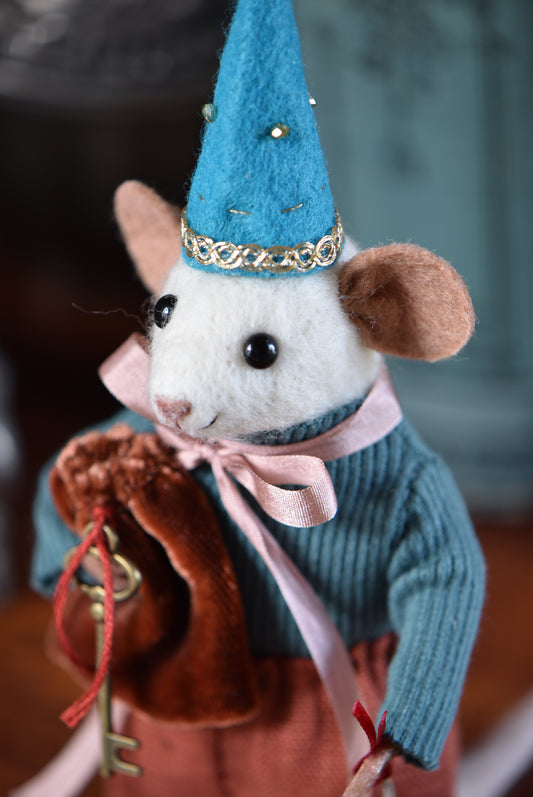 NEEDLE FELTED LITTLE FESTIVE MOUSE - Rustles from the meadow Limited Edition