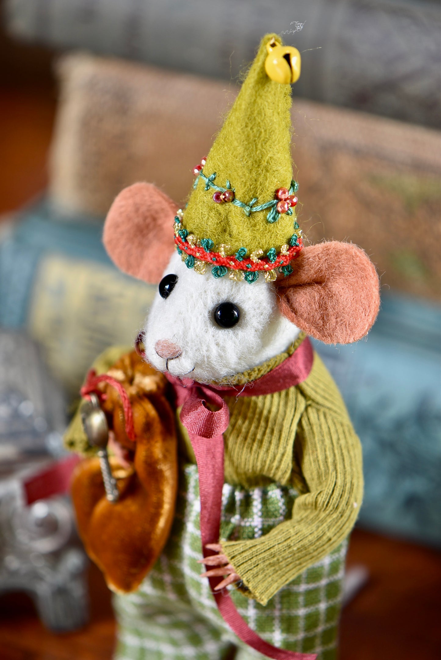 NEEDLE FELTED LITTLE FESTIVE MOUSE - Rustles from the meadow Limited Edition