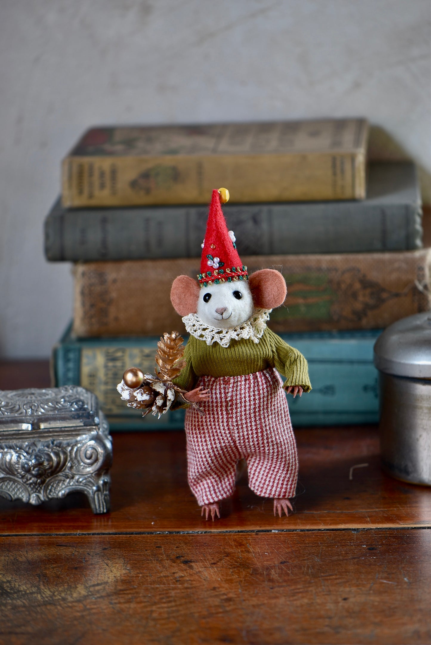 NEEDLE FELTED LITTLE FESTIVE MOUSE - Rustles from the meadow Limited Edition